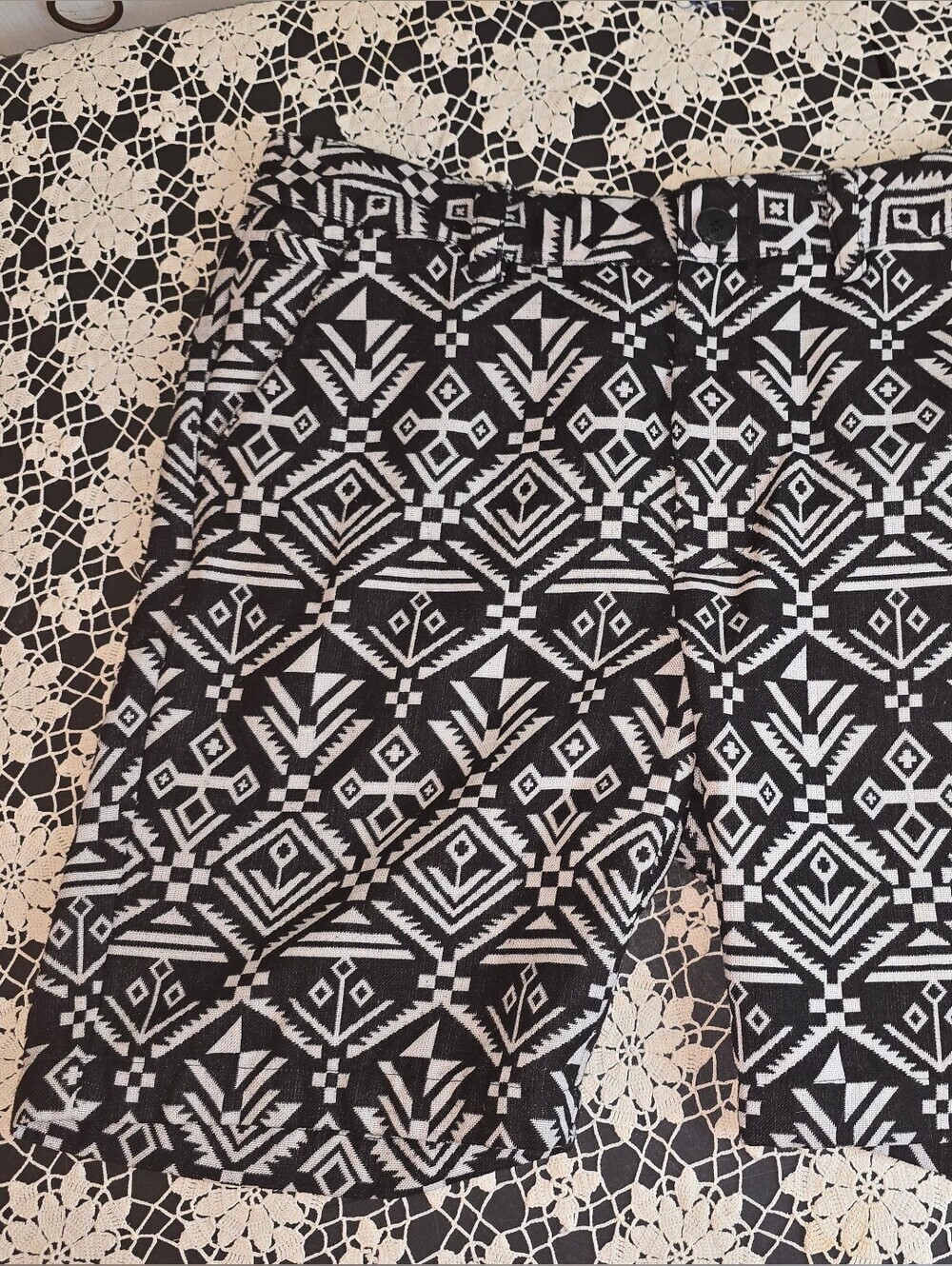21 Men Black And White Aztec Bermuda Shorts Size 34 Forever 21